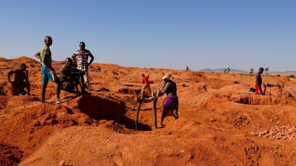 Image of miners in Africa looking for precious metals
