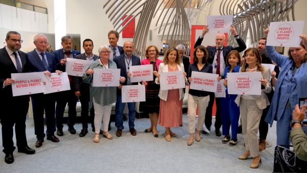 Photo of various MEPs holding sign in support of Due Diligence vote