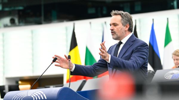 Rene Repasi debating in Parliament