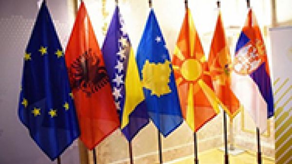 Social Democrats meet in Sarajevo: citizens’ benefits to be at the heart of the EU integration, Knut Fleckenstein, eu and western balkans flags