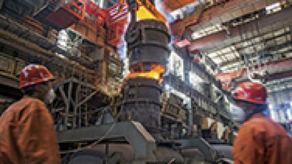EU industrial policy: S&Ds call for a coherent, future-oriented and socially and environmentally sustainable strategy, Martina Werner MEP, jobs and growth, Kathleen van Brempt MEP, energy policy, Edouard Martin MEP, emissions trading system (ETS), 2 workers in a metal based industry factory