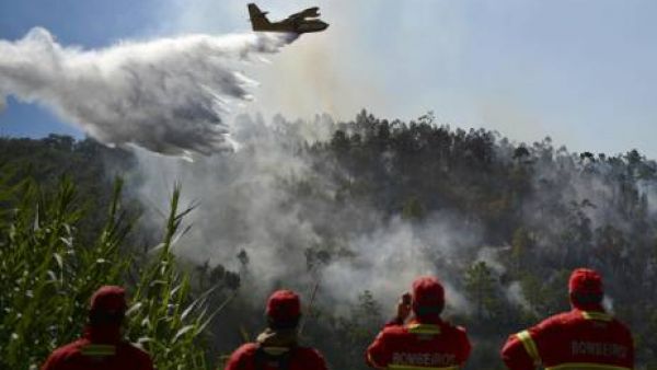 aerial firefighting plane in Portugal and 4 firemen