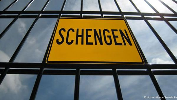 Two years of internal border controls will put one of EU&#039;s greatest achievements at risk, say S&amp;D MEPs, Gianni Pittella, Birgit Sippel, control checks and border queues, Schengen, 