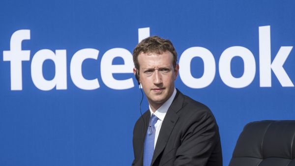 Mark Zuckerberg, Facebook words behind him